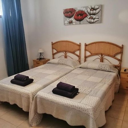 1 Bedroom Apartment With Stunning Sea View Арона Екстериор снимка