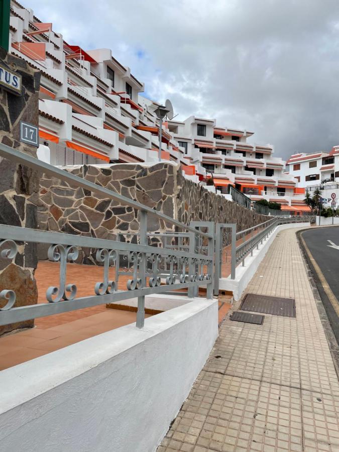 1 Bedroom Apartment With Stunning Sea View Арона Екстериор снимка