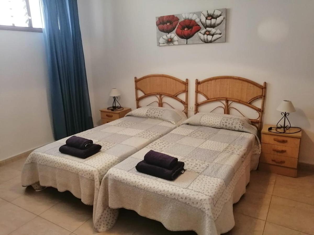 1 Bedroom Apartment With Stunning Sea View Арона Екстериор снимка