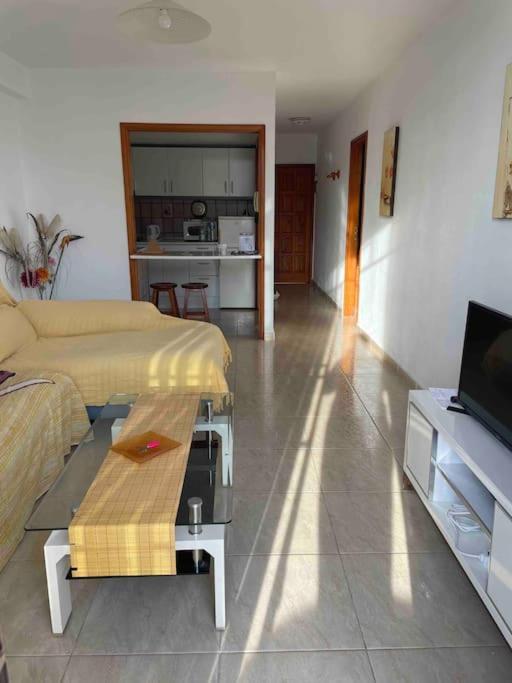 1 Bedroom Apartment With Stunning Sea View Арона Екстериор снимка